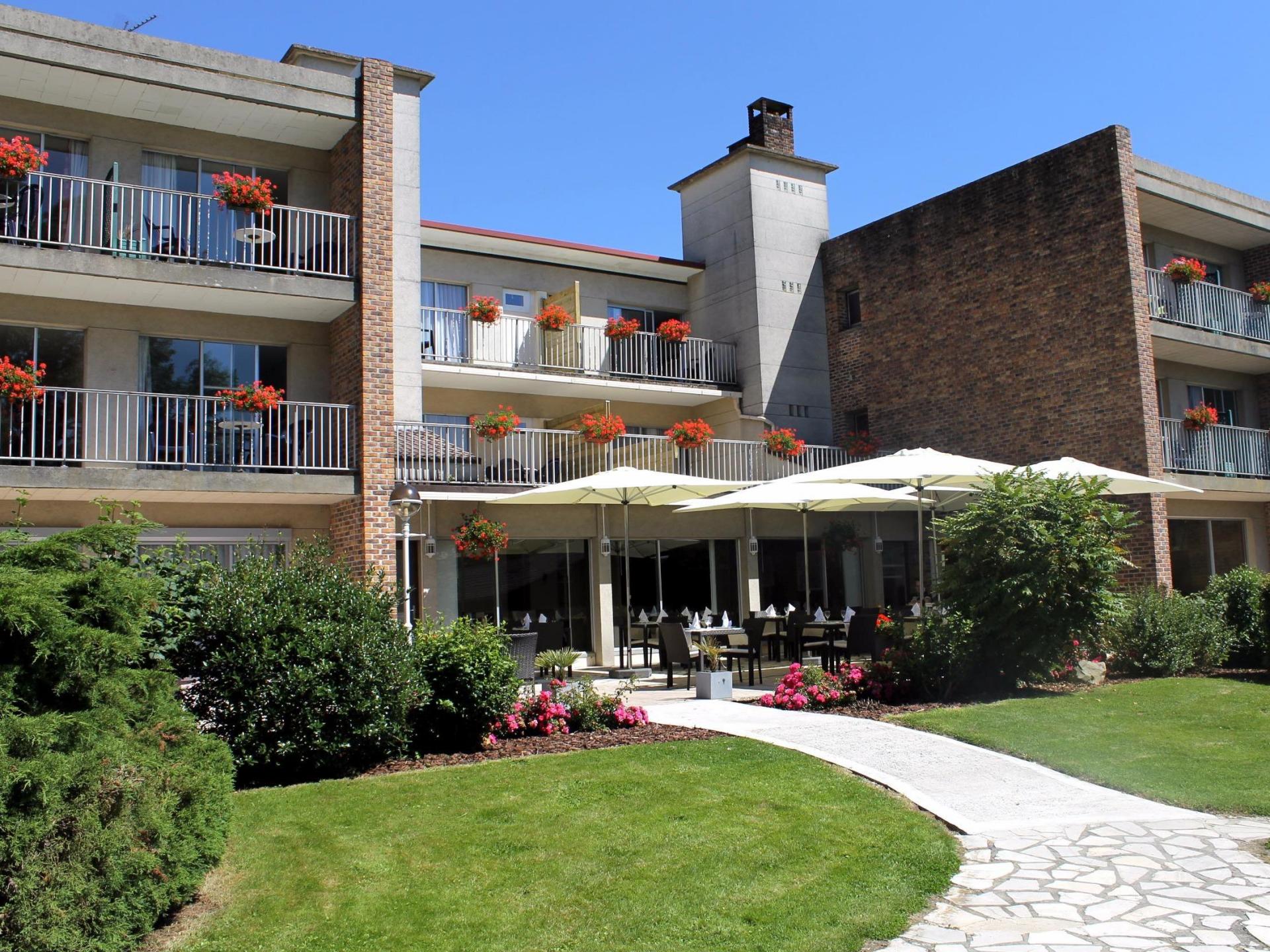 Hotel le relais de montigny jardins et terrasses montigny